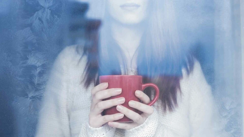 aby-vas-zima-nezaskocila.jpg Aby vás zima nezaskočila žena s červenou šálkou v zime za sklom