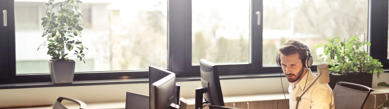 adult-businessman-chair-845451_0.jpg Weber Slovakia