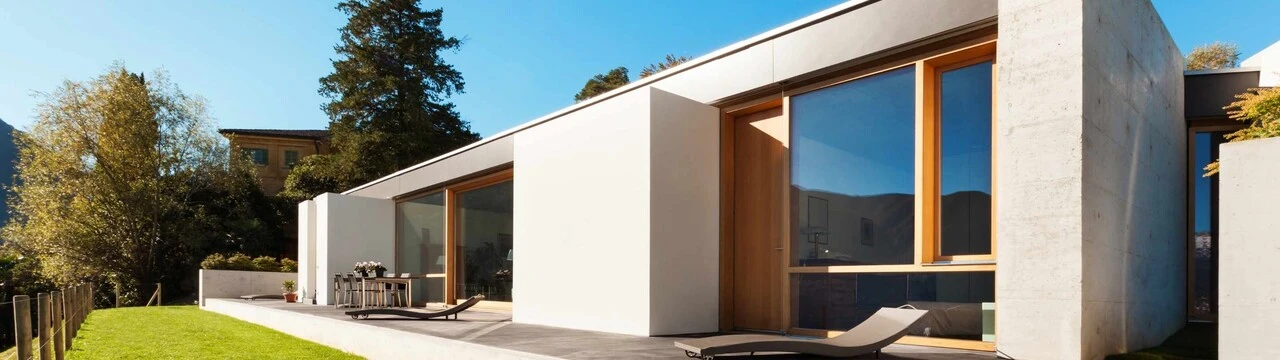 home-page.jpg Moderný dom s bielou fasádou cez deň