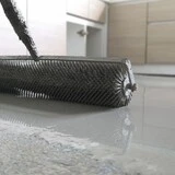 Aplikácia nivelitu ježkovaním pri obklade