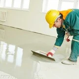 Roztieranie nivelitovej podlahy hladidlom