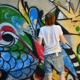 Antigraffity program Muž kreslí graffiti na stenu