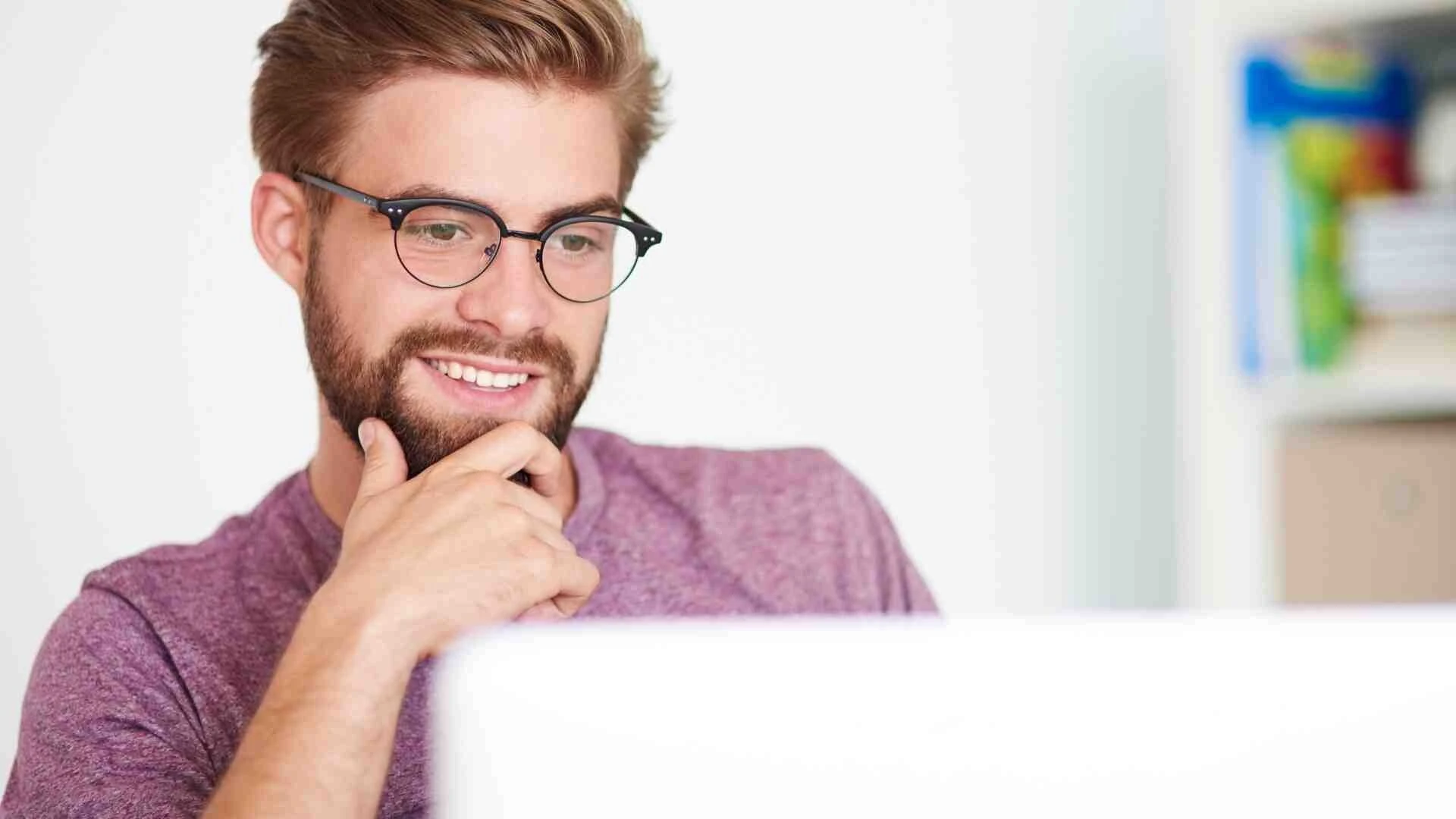 Vytvorenie objednávky Weber Muž sediaci pri počítači, ktorý vytvára objednávku