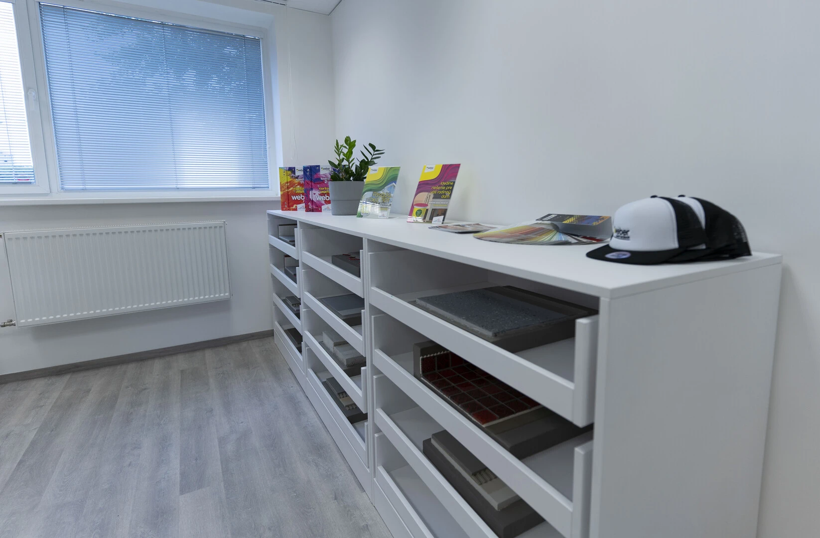 Policové šuflíkové podlahové systémy v showroome v Bratislave