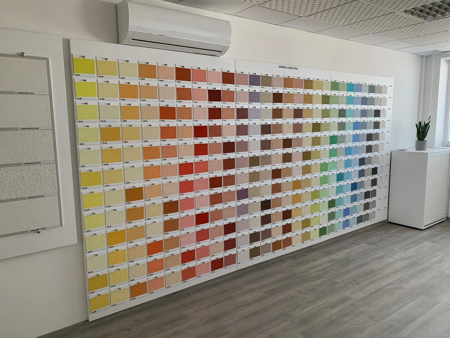 Tenkovrstvové omietky v showroome v Bratislave