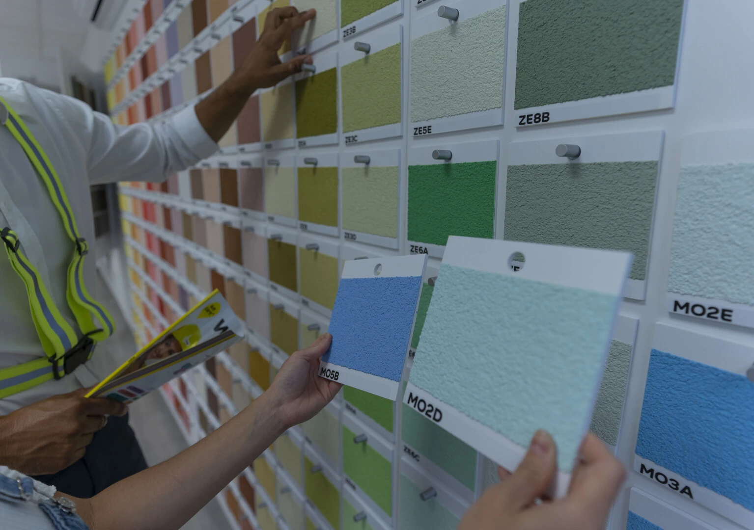 Výber omietok v showroome v Bratislave