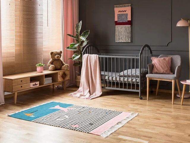 Zatvorené žalúzie v detskej izbe