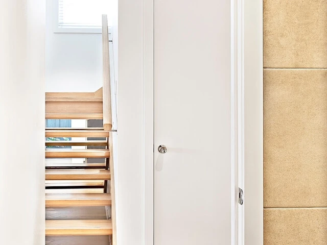 Zatvorená miestnosť vedľa schodiska