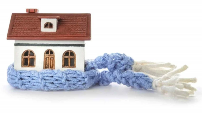 Dom v zime Dom v zime s červenou strechou v modrom šále