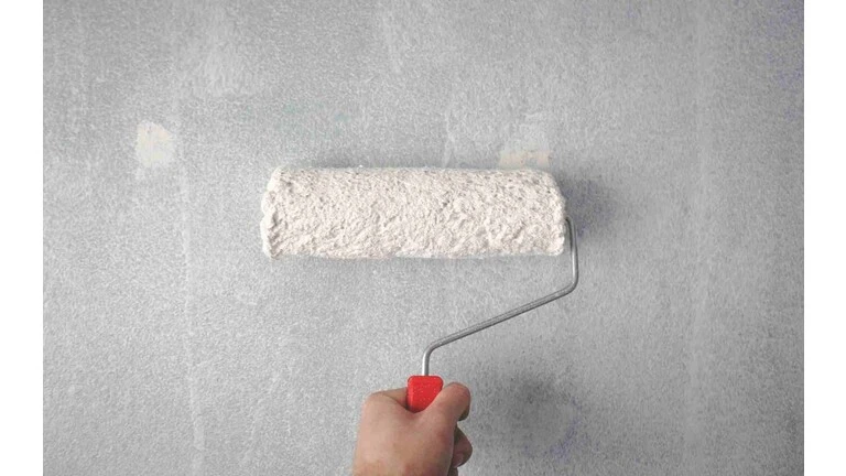 Penetrácia podkladu nanášaním penetračného náteru velúrovým valčekom na stenu