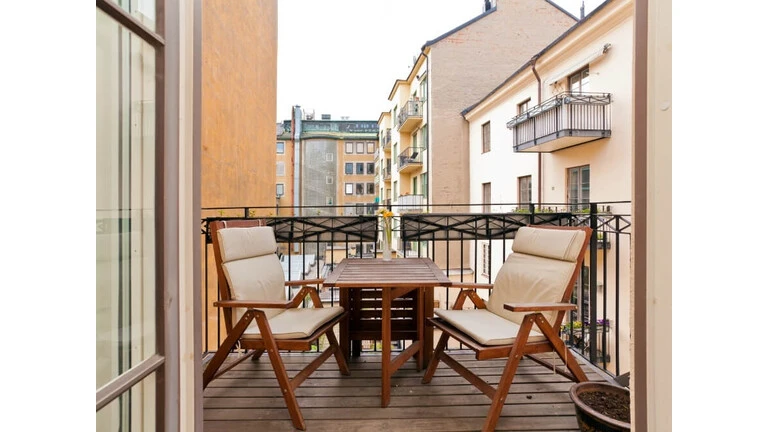 Posedenie pre dvojicu na balkóne