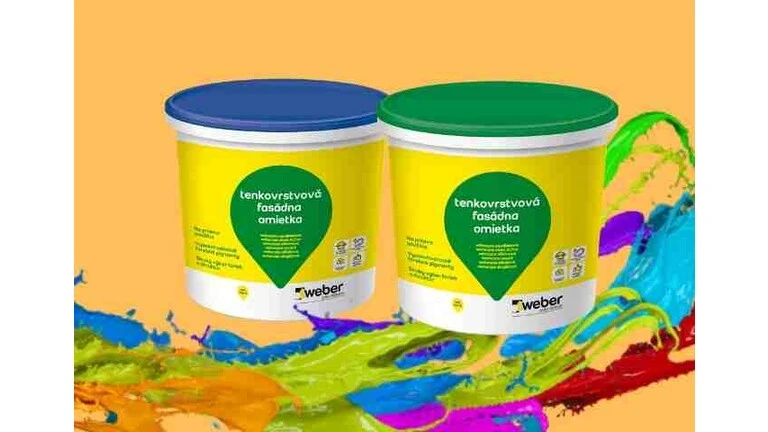 dve vedrá s omietkami s farebnými špliechancami