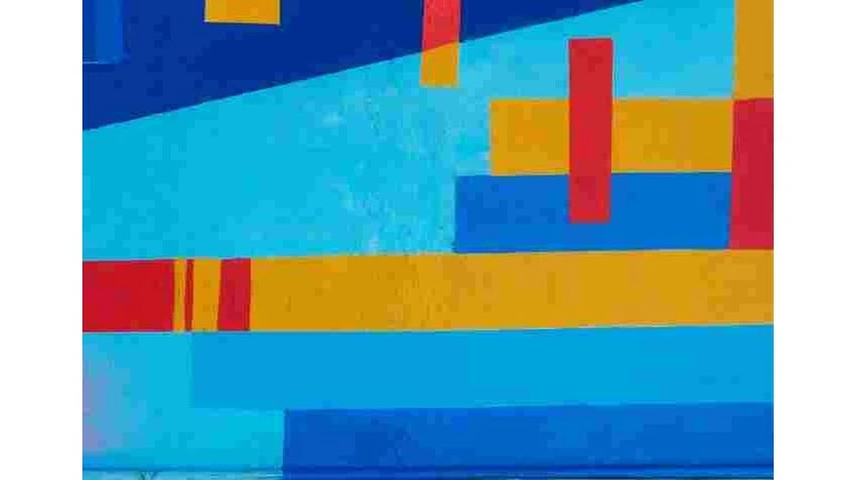 Rôznofarebné plochy náterov na fasáde