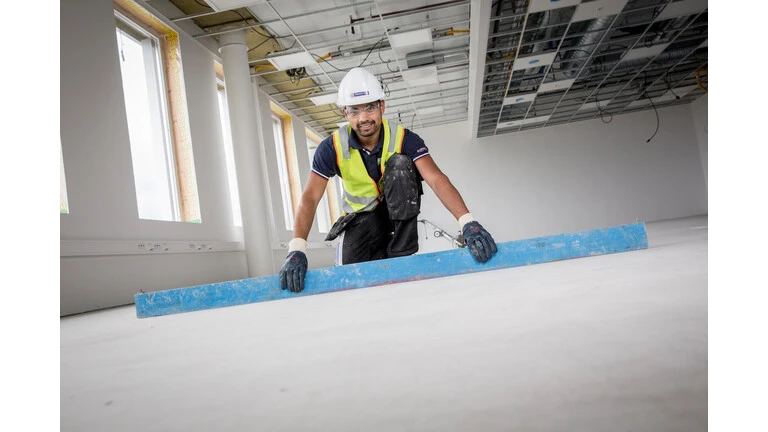 Aplikácia betónových zmesí a poterov na podlahu Aplikácia betónových zmesí a poterov na podlahu